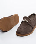 Pantofi casual din piele întoarsă gri, cu talpă groasă și accesoriu metalic