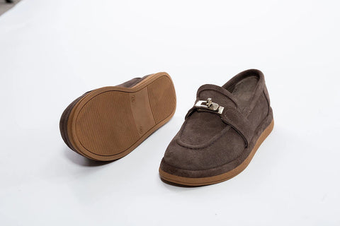 Pantofi casual din piele întoarsă gri, cu talpă groasă și accesoriu metalic