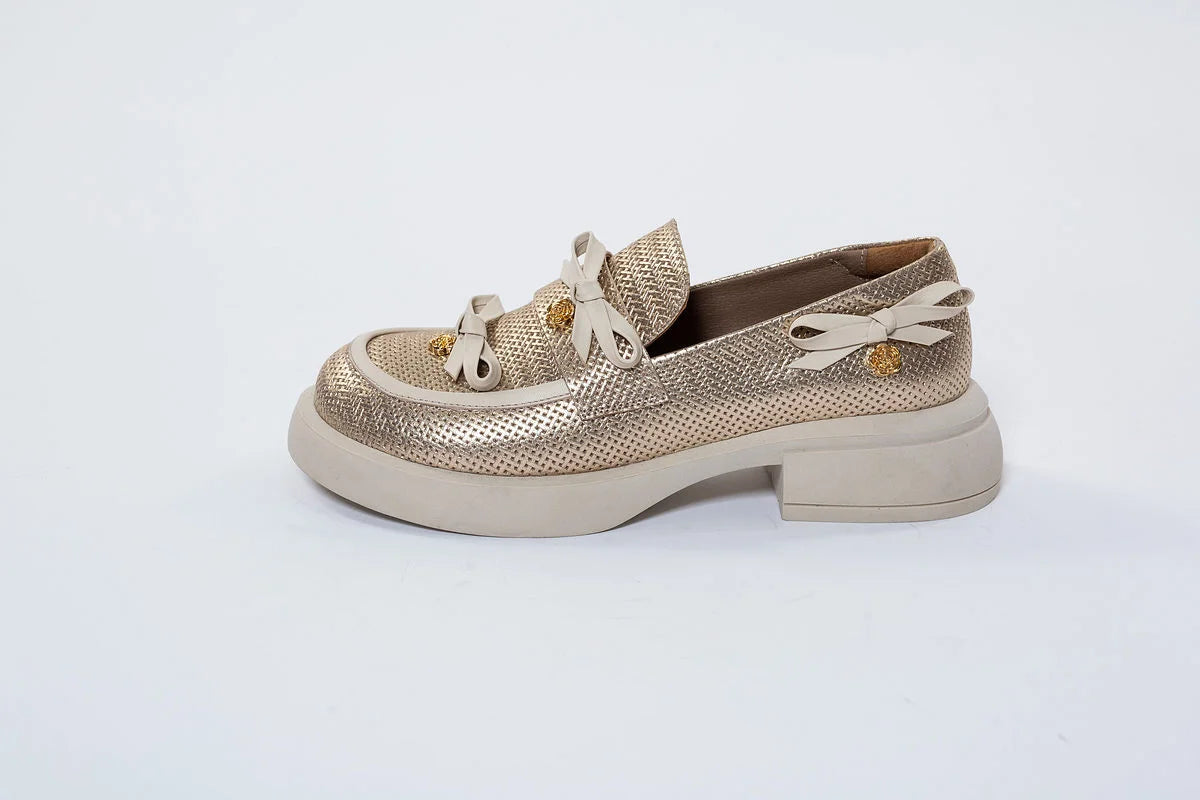 Pantofi din Piele Naturală cu Fundițe și Accesorii Aurii – Rafinament și Versatilitate