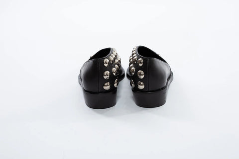 Pantofi din piele negri cu ținte metalice, eleganți și moderni.