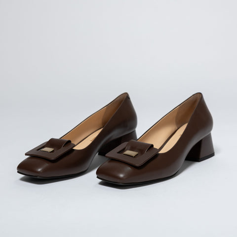 Elegant Leather Shoes with Decorative Accent