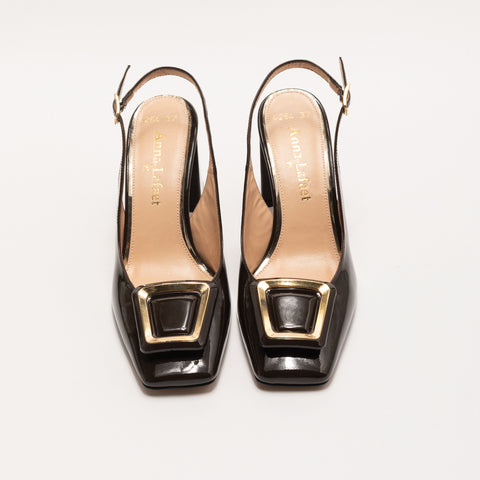 Pantofi eleganti din piele lacuita maro cu toc patrat si brosa decorativa