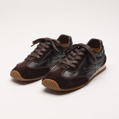 Leather sneakers with decorative stitching