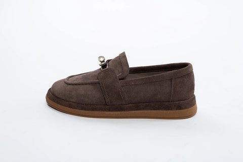Pantofi casual din piele întoarsă gri, cu talpă groasă și accesoriu metalic