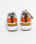 Adidași cu platformă joasă și accesorii 3D – Design creativ și urban-pop