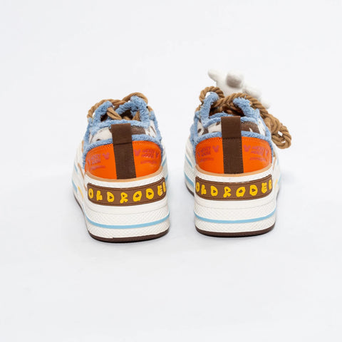 Adidași cu platformă joasă și accesorii 3D – Design creativ și urban-pop