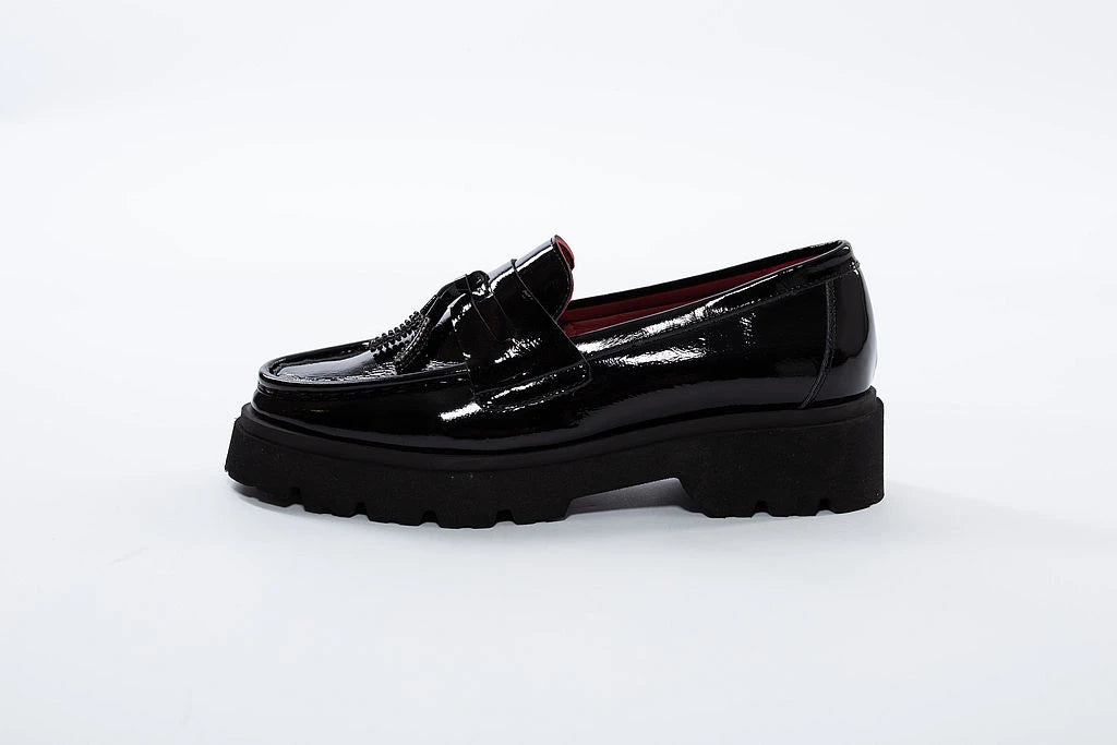 Pantofi loafer negri din piele lăcuită, cu talpă tip platformă și ciucuri