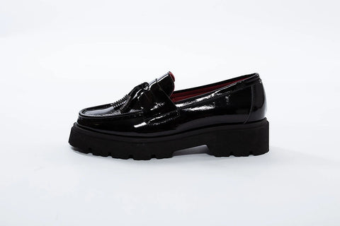 Pantofi loafer negri din piele lăcuită, cu talpă tip platformă și ciucuri