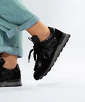 Adidași din piele naturală neagră, cu talpă groasă și accente de blană sintetică