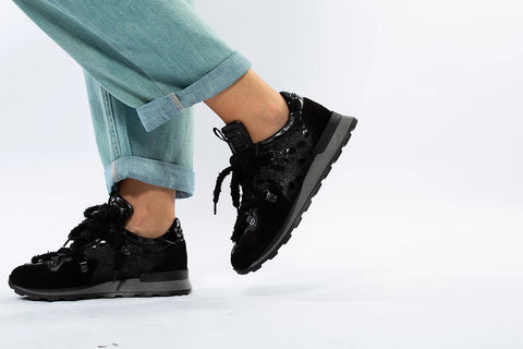 Adidași din piele naturală neagră, cu talpă groasă și accente de blană sintetică
