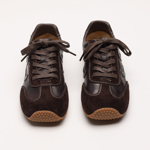 Leather sneakers with decorative stitching
