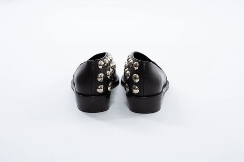 Pantofi din piele negri cu ținte metalice, eleganți și moderni.