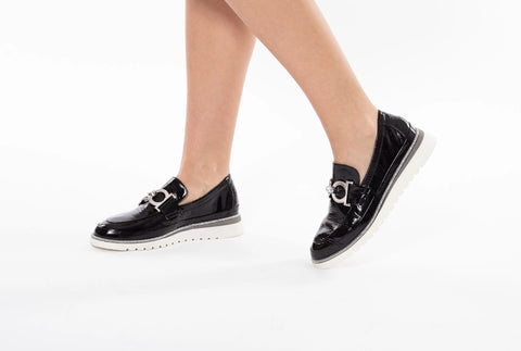 Pantofi din piele lăcuită cu accesoriu metal argintiu și stras