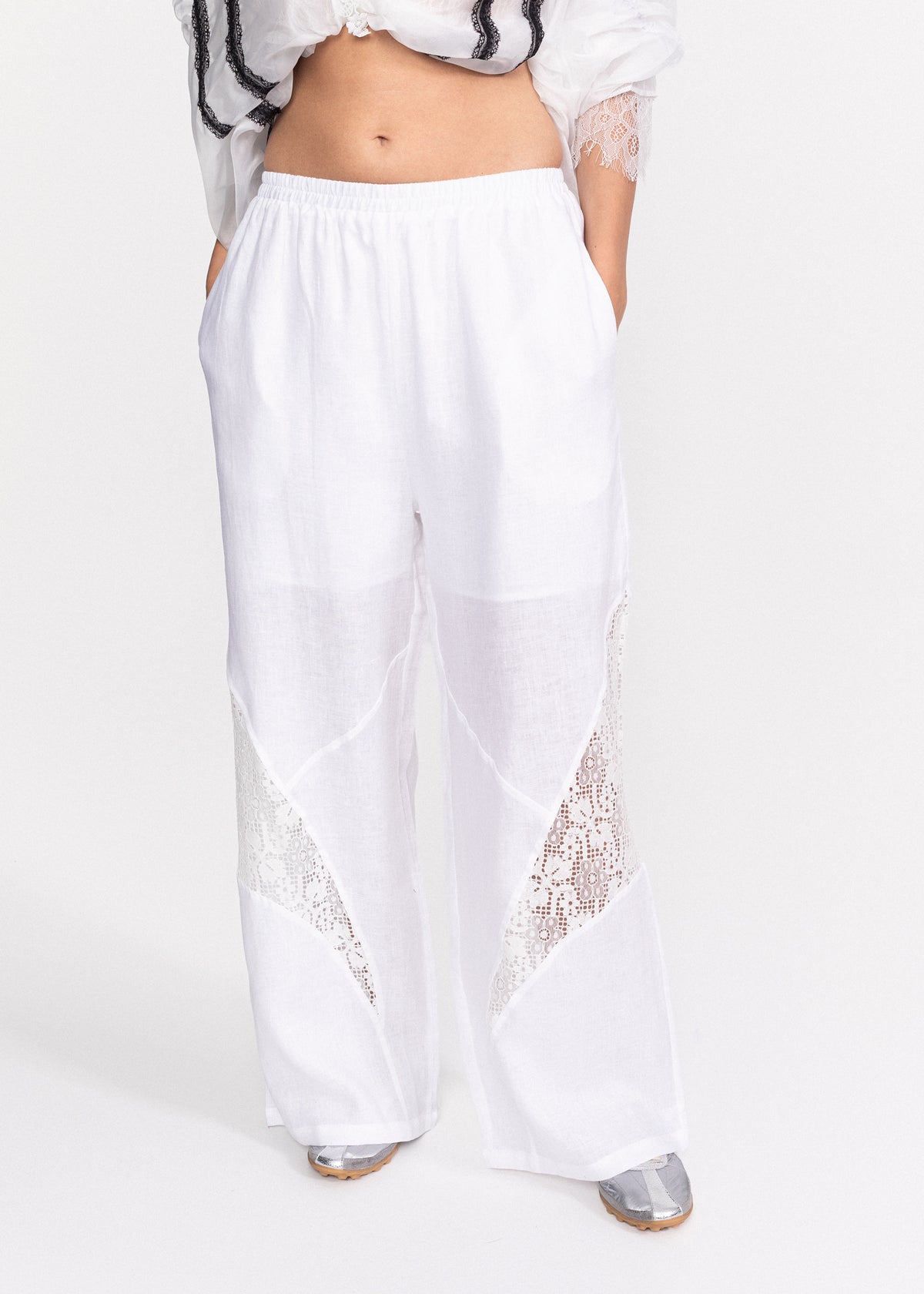 Pantaloni din material vaporos si insertii din dantela