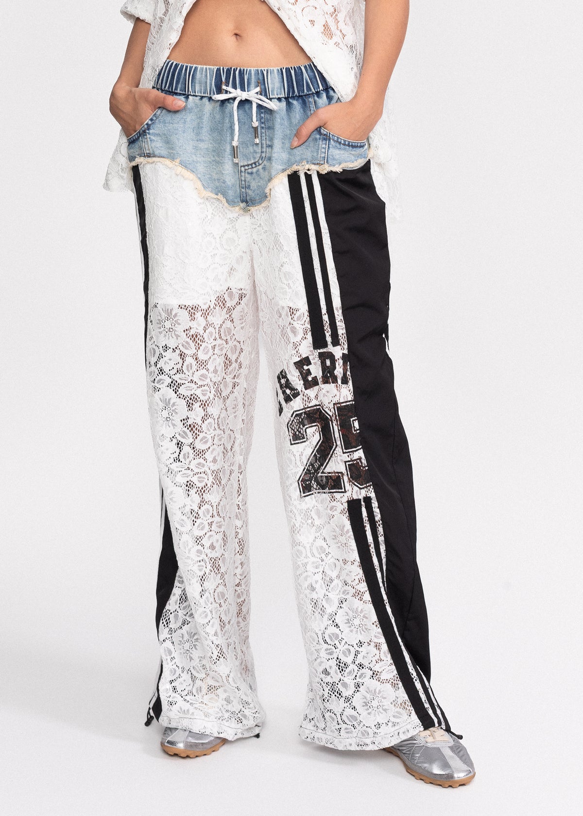 Pantaloni din dantela rafinata si denim cu detalii sportive