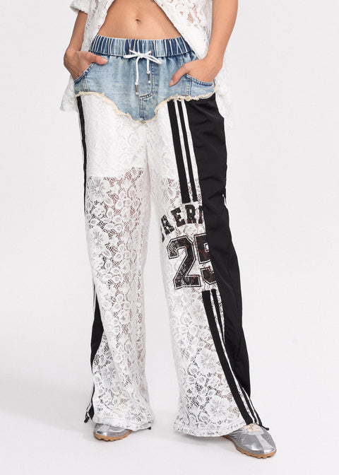 Pantaloni din dantela rafinata si denim cu detalii sportive