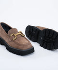 Loafers damă, din piele intoarsa, cu accesoriu auriu