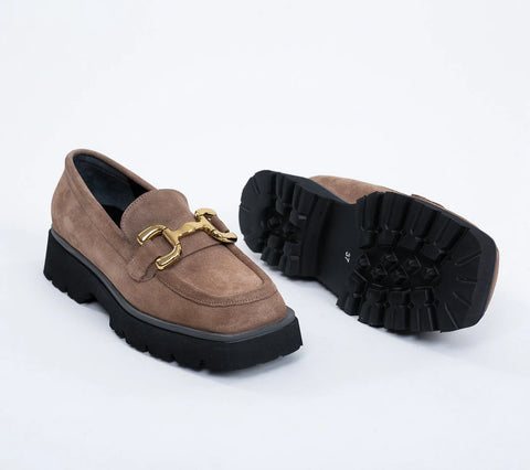 Loafers damă, din piele intoarsa, cu accesoriu auriu