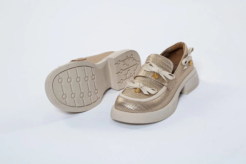 Pantofi din Piele Naturală cu Fundițe și Accesorii Aurii – Rafinament și Versatilitate