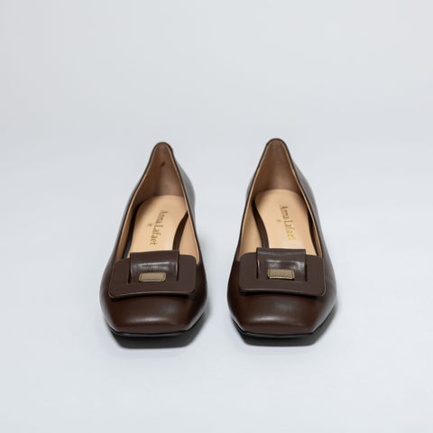 Elegant Leather Shoes with Decorative Accent