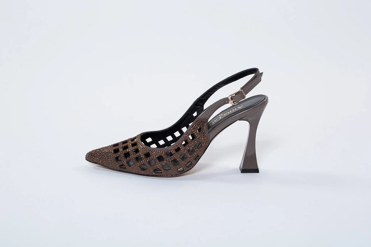 Pantofi din piele maron cu aplicații din cristal și toc de 9 cm – rafinament cald cu accente strălucitoare