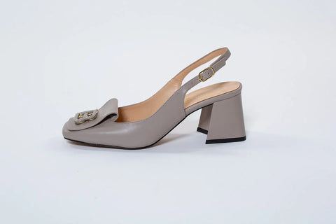 Pantofi din piele naturală taupe – eleganță discretă și versatilitate atemporală