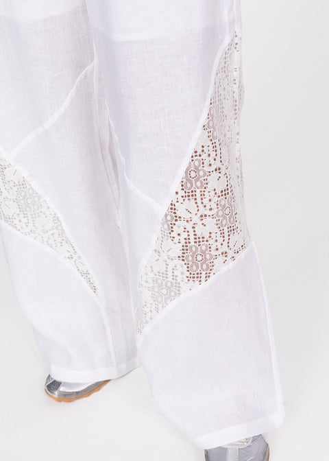 Pantaloni din material vaporos si insertii din dantela