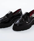 Pantofi loafer negri din piele lăcuită, cu talpă tip platformă și ciucuri