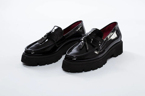 Pantofi loafer negri din piele lăcuită, cu talpă tip platformă și ciucuri