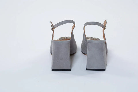 Pantofi din piele întoarsă gri cu accesoriu argintiu și toc de 8 cm – subtilitate, eleganță și detalii rafinate