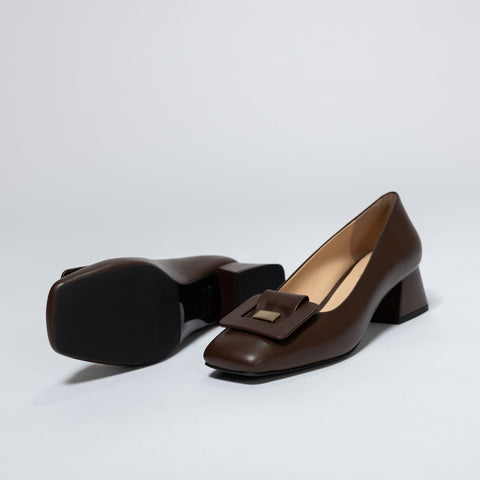 Elegant Leather Shoes with Decorative Accent