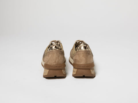 Casual sneakers with gold details
