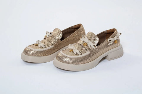 Pantofi din Piele Naturală cu Fundițe și Accesorii Aurii – Rafinament și Versatilitate