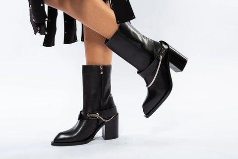 Ghete negre din piele naturală cu toc gros și accesoriu metalic