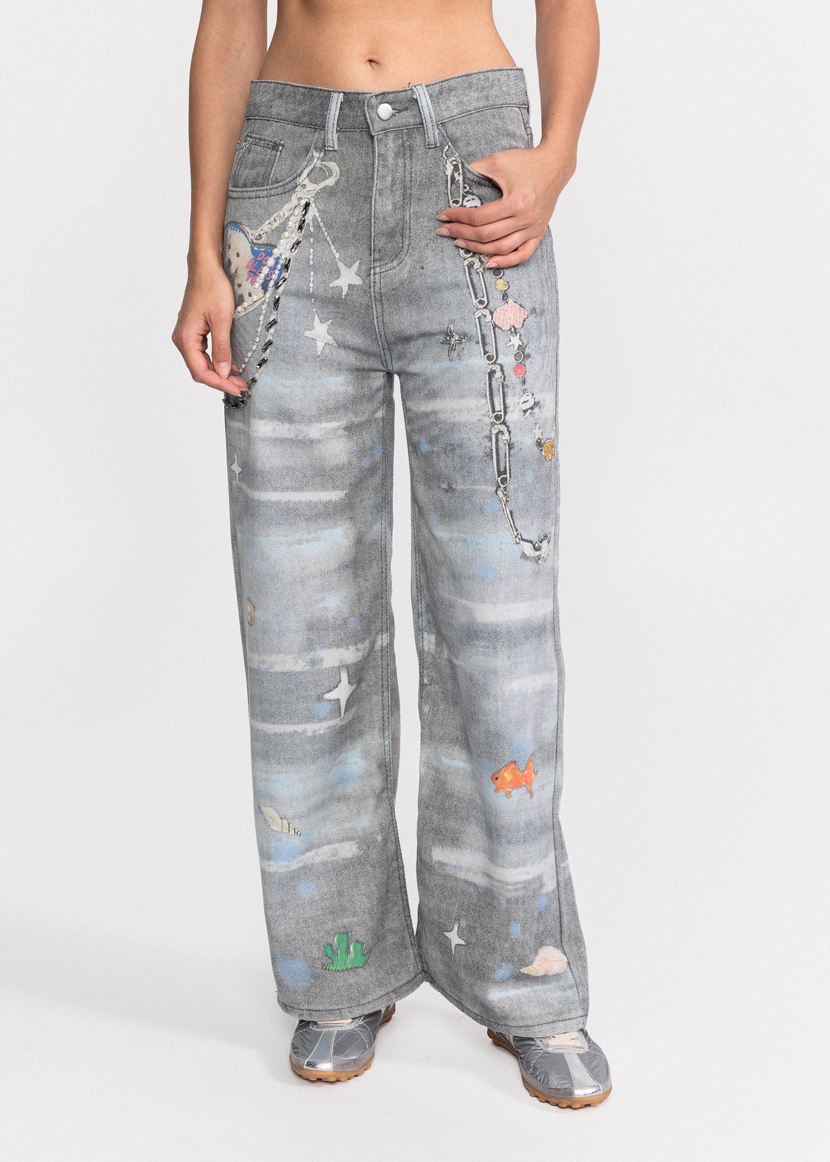 Blugi din denim cu accente decorative lanturi metalice, broderii si motive nautice