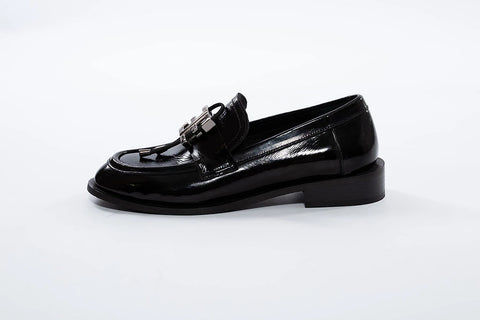 Pantofi loafer negri din piele lăcuită, cu accesoriu metalic, stil elegant