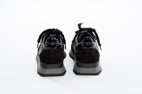 Adidași din piele naturală neagră, cu talpă groasă și accente de blană sintetică