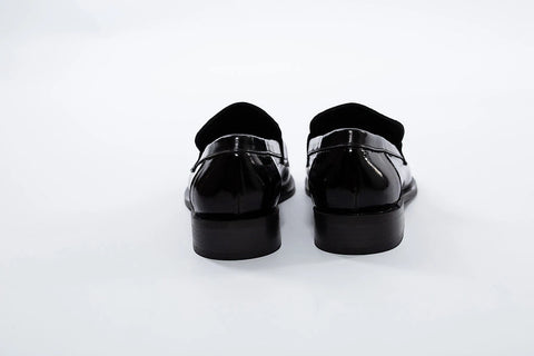 Pantofi loafer negri din piele lăcuită, cu accesoriu metalic, stil elegant