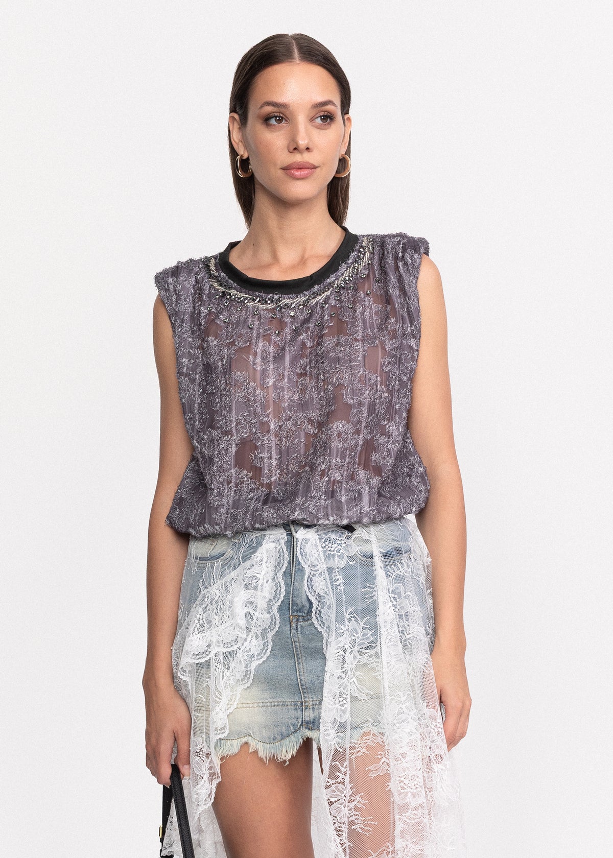 Tricou cu croiala lejera si design transparent