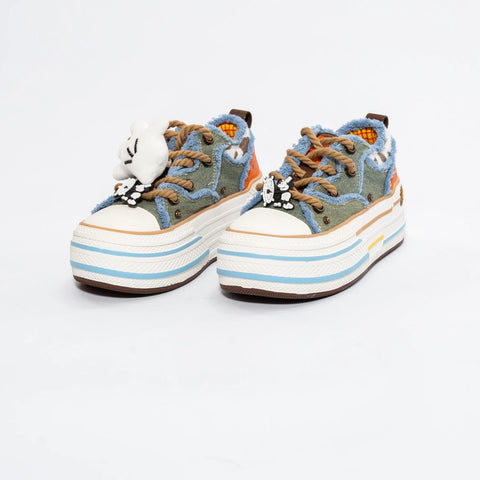 Adidași cu platformă joasă și accesorii 3D – Design creativ și urban-pop