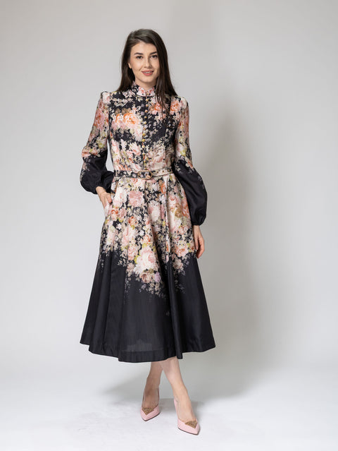 Rochie midi neagră cu imprimeu floral romantic