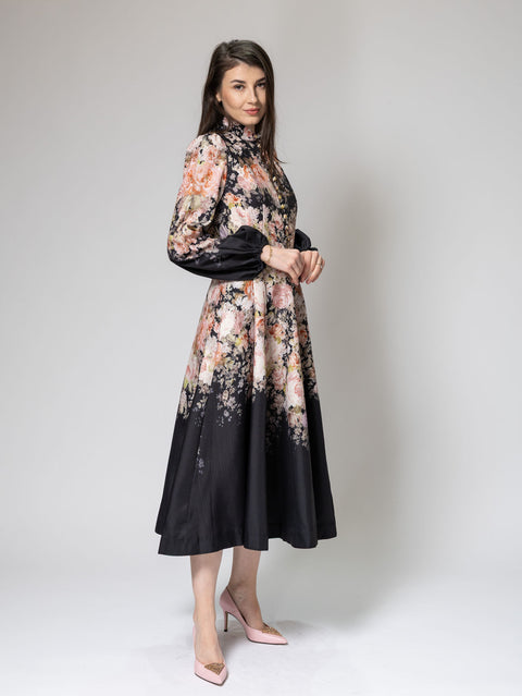 Rochie midi neagră cu imprimeu floral romantic