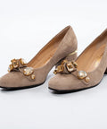 Pantofi cu toc și aplicații decorative