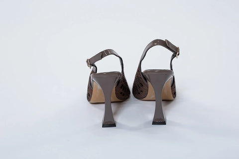 Pantofi din piele maron cu aplicații din cristal și toc de 9 cm – rafinament cald cu accente strălucitoare