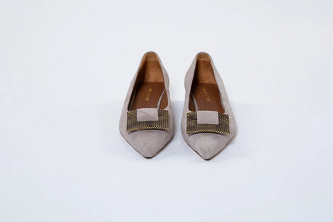 Pantofi damă din piele întoarsă cu accesoriu auriu – Eleganță discretă și confort