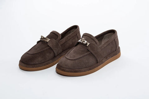 Pantofi casual din piele întoarsă gri, cu talpă groasă și accesoriu metalic