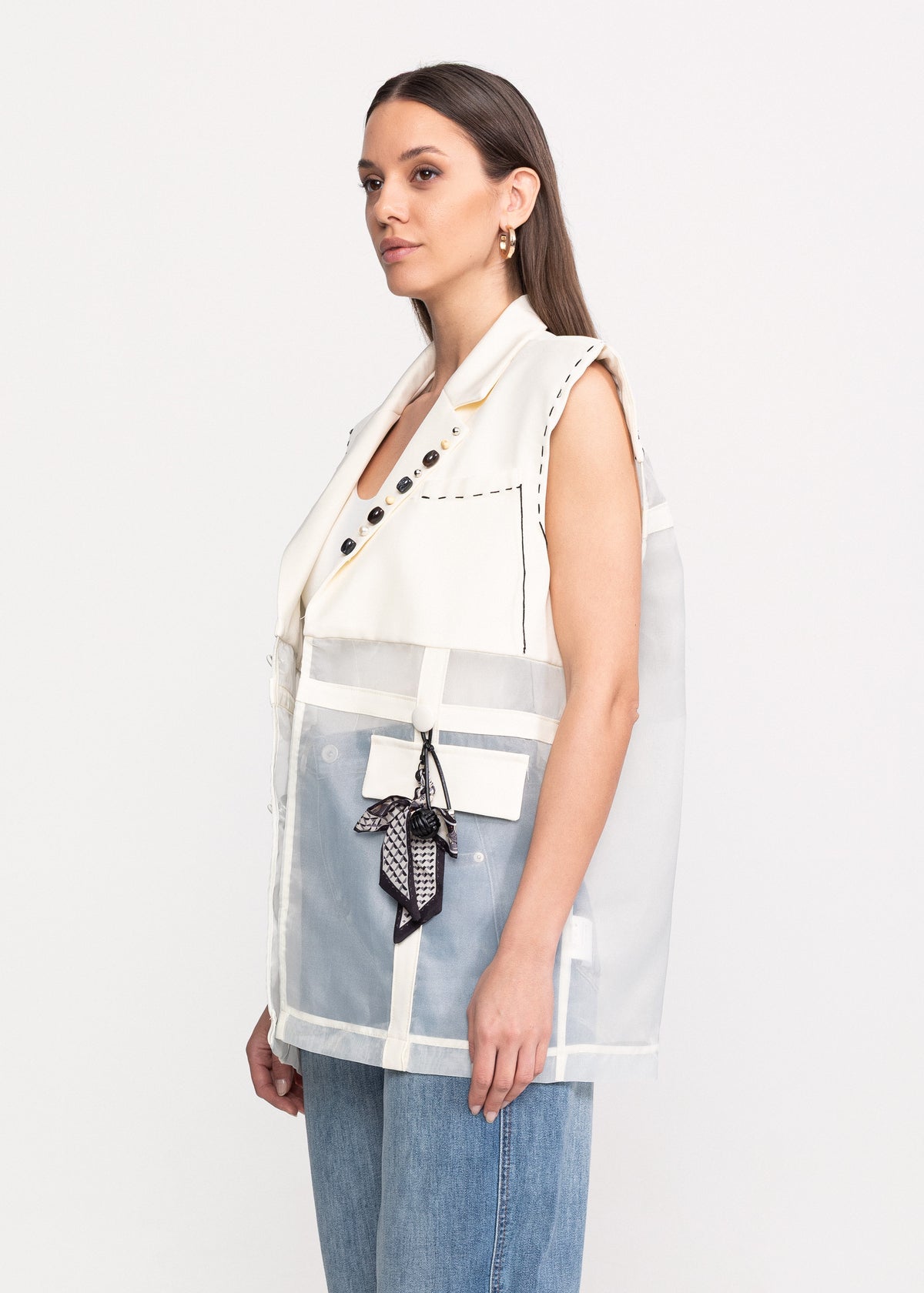 Vesta cu organza transparenta si accente statement