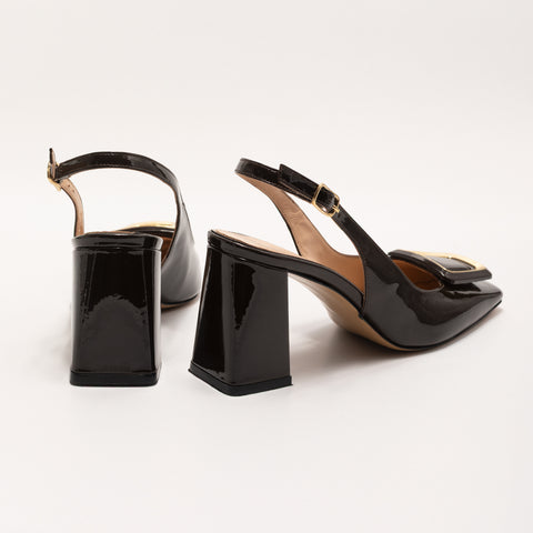 Pantofi eleganti din piele lacuita maro cu toc patrat si brosa decorativa