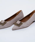 Pantofi damă din piele întoarsă cu accesoriu auriu – Eleganță discretă și confort