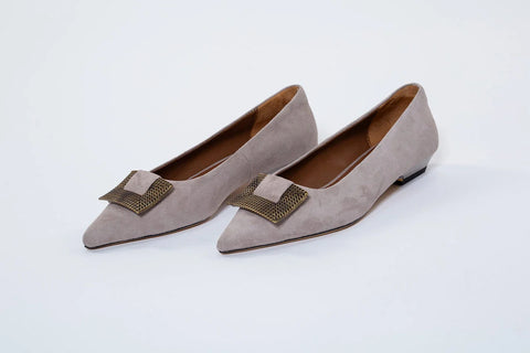 Pantofi damă din piele întoarsă cu accesoriu auriu – Eleganță discretă și confort